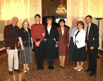 Carl-Filtsch-Tage, von links nach rechts: Peter Szaunig, Nevia Pizzul-Capello, Prsidentin der Deutsch-Italienischen Kulturgesellschaft, der Pianist Mihai Diaconescu, Dr. Monica Joita, stellvertretende Direktorin der Rumnisch Humanistischen Akademie Venedig, Frau Dr. Diaconescu, Walter Krafft, Dagmar Zink, 1. stellvertretende Prsidentin der Heimatgemeinschaft der Deutschen aus Hermannstadt, Prof. Ioan Aurel Pop, Direktor der Rumnisch Humanistischen Akademie Venedig. Foto: Oswald Kessler