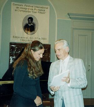 Juryvorsitzender Peter Szaunig (rechts), berreicht der ersten Preistrgerin der Altersgruppe C, Antonia Stoianova (Bulgarien), einen Sonderpreis der 