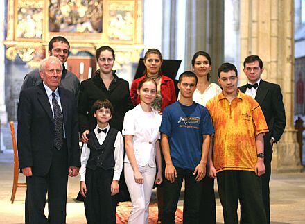 Walter Krafft (Erster von links) mit den Preistrgern des Carl-Filtsch-Wettbewerbs bei einem Konzert in der Evangelischen Stadpfarrkirche in Mhlbach. Foto: Oswald Kessler