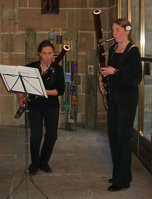 Angelica Zingerle und Ingrid Hutter gestalteten die Erffnungsfeier musikalisch mit.