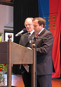 Der rumnische Landwirtschaftsminister Gheorghe Flutur (rechts) und Generalkonsul Mihai Botorog bei der Erffnung des Heimattages in Dinkelsbhl. Foto: Josef Balazs