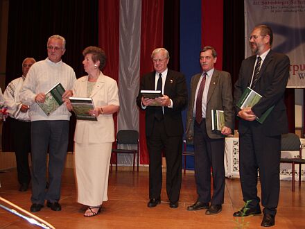 Die 18. Fderationsgesprche fanden am Rande des Heimattages in Wels statt. Aufnahme vom Festabend, v.l.n.r.: Volker Drr, Kthe Paulini, David P. Bokesch, Paul Jrgen Porr und Volker Petri. Foto: Christian Schoger