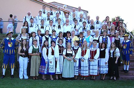 Die Saxon Dance Group und Saxon Brass Band aus Younstown und Cleveland sowie die Nadescher Tanzgruppe waren laut Aussage von Marco Maiberger, Leiter der Touristeninformation Volkach, eine Augenweide fr alle Besucher des Weinfestes in Fahr. Foto: Dieter Altstdter