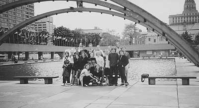 Die 20 Teilnehmer aus Siebenbürgen, Deutschland, Österreich, den USA und Kanada am diesjährigen Föderationsjugendlager vor dem Springbrunnen der City Hall in Toronto.