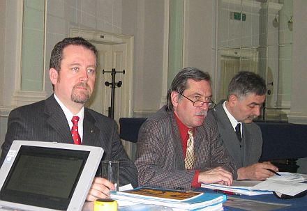 RA Bernd Fabritius, Dr. Paul Jrgen Porr und Daniel Thellmann bei der Forumssitzung in Hermannstadt.