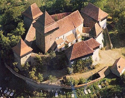 Preisfrage: Welche Kirchenburg ist auf dem Bild zu sehen? Foto: Georg Gerster