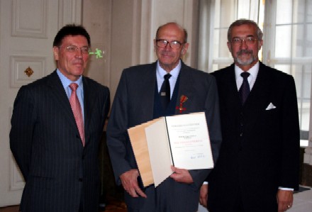 Staatsminister Eberhard Sinner (links) berreichte Dr. Franz Reimer Schullerus (Mitte) in der Wrzburger Residenz das Bundesverdienstkreuz am Bande. Rechts im Bild der unterfrnkische Regierungsprsident Dr. Paul Beinhofer. Foto: ruf