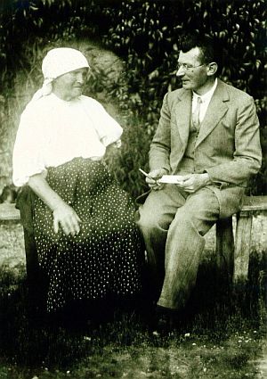 Um 1930 im Pfarrhof in Weilau: Pfarrer Friedrich Krau befragt Susanna Schatz und schreibt Wrter in nordsiebenbrgisch-schsischer Mundart auf.
