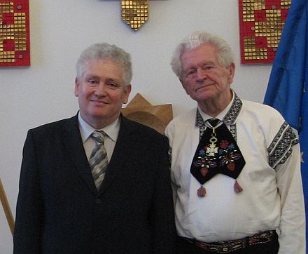 Konsulent Dr. Fritz Frank (rechts) wurde vom rumnischen Botschafter in Wien, Prof. Dr. Corbea-Hoișie, mit dem Orden „pour le mrite“ im Rang eines Kommandeurs ausgezeichnet.