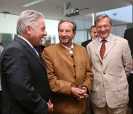 Hoher Besuch im Familienbetrieb Fronius: Bundeskanzler Wolfgang Schssel (vorne rechts) und Landeshauptmann Josef Phringer (links) nehmen den 99-jhrigen Hermannstdter Gnter Fronius in ihre Mitte. Foto: Fronius