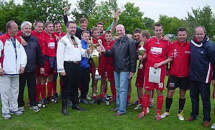 Siegerehrung beim siebenbrgischen Fuballturnier in Dinkelsbhl: Die strahlenden Sieger vom FC Bekokten sowie die beiden Stellvertretenden Bundesvorsitzenden Dr. Bernd Fabritius (links) und Rainer Lehni mit dem Pokal. Foto: Simon Hientz