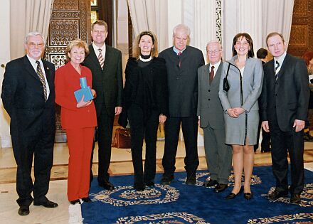 Schsische Vertreter bei der Ordensverleihung im Cotroceni-Palast zu Bukarest, von links nach rechts: Hermann Fabini, Anneli Ute Gabanyi, Klaus Johannis, Beatrix und Hans-Christian Habermann, Paul Philippi, Carmen Johannis und Ortwin Schuster. Foto: Valeriu Pana