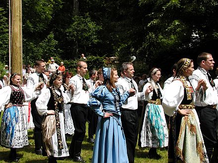 Die Tanzgruppen Heilbronn und Tuttlingen mit dem Ktchen von Heilbronn (Bildmitte) beim Gaffenbergfest 2004. Foto: Ulrike Tontsch