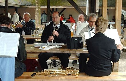 Lie sich vom Regen nicht entmutigen: Die "Original Siebenbrger Blaskapelle Mnchen" sorgte fr gute Unterhaltung beim ersten Frhlingsfest in Garching. Foto: Petra Reiner