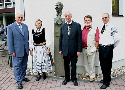 Bei der Enthllung des Denkmals fr Robert Gassner in Drabenderhhe, von links nach rechts: Pfarrer i.R. Kurt Franchy, Enni Janesch, Bischof D. Dr. Christiph Klein, Kurtfritz Handel und Harald Janesch. Foto: Gnther Melzer