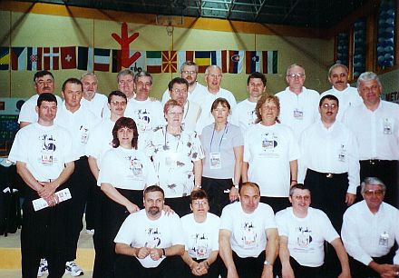 Schiedsrichter und Helfer bei der Sportkegel-WM 2004 in Kronstadt. Georg Barth ist der Dritte von links (hintere Reihe, siehe roter Pfeil)