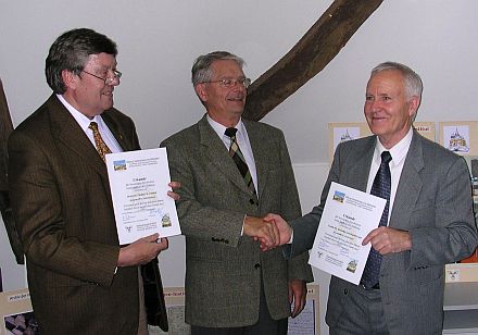 Hatto Scheiner (Mitte) wrdigte Dr. Gnther Tontsch (links) und Martin Guist mit Urkunden.