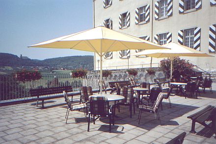 Blick auf die Terrasse auf Schloss Horneck, die neuerdings bewirtschaftet wird.