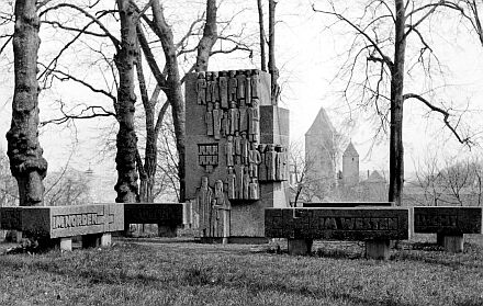 Die Gedenksttte der Siebenbrger Sachsen in Dinkelsbhl wurde 1967 von dem Architekten Hans Wolfram Theil und der Bildhauerin Hanne Schorp-Pflumm geschaffen.