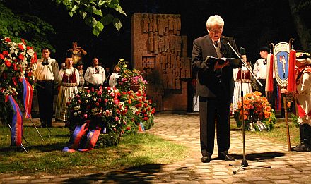 Rede von Pfarrer i.R. Kurt Franchy an der Gedenksttte in Dinkelsbhl. Foto: Gnther Melzer