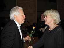 Gratulationen fr den siebenbrgischen Dirigenten Horst Gehann beim Konzert in Frankfurt am Main, auf dem Bild mit Frau Soeder-Griesheimer, Mitglied des Darmstdter Bach-Chors. Foto: Martin Faust