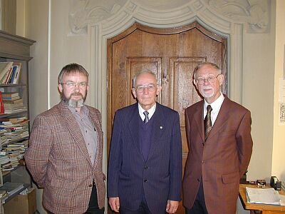 Fhrungswechsel in der Sektion Genealogie des siebenbrgischen Landeskundevereins, von links nach rechts: Paul Salmen jun., stellvertretender Leiter, Dr. Christian Wei, neuer Sektionsleiter, und Balduin Herter, dessen Vorgnger. Foto: Christa Tabara.