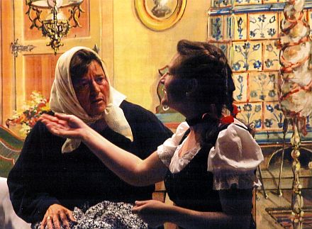 Schsisches Theater in Geretsried: Die Gromutter Salmenn, gespielt von Ida Thum, und die Schlerin Hildi Salmen, gespielt von Doris Ongerth. Foto: Uwe Hatzack