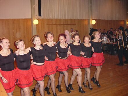 Begeisterten in Urbach: Conury-Girls der Jugendtanzgruppe Stuttgart in selbst geschneiderten Rckchen