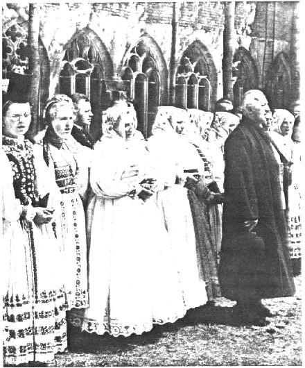 Schsische Sing- und Tanzgruppe bei der Hundertjahrfeier des Germanischen Nationalmuseums Nrnberg, 1952.