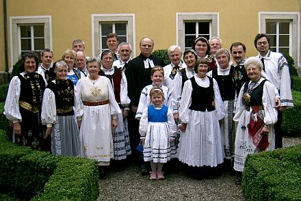 Ostermontagsgottesdienst in Schwbisch Gmnd: Siebenbrgisch-schsische Trachtentrger.