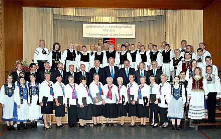 Die siebenbrgisch-schsischen Kulturgruppen, die die Jubilumsfeier der Kreisgruppe Schwbisch Gmnd am 9. Oktober 2004 gestaltet haben.