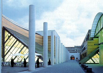 Der 1993 neu gestaltete Eingang zum Germanischen Nationalmuseum Nrnberg mit der "Strae der Menschenrechte".