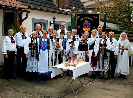"Eine besondere Augenweide im Zug waren die Siebenbrger Sachsen in ihrer wunderschnen Tracht", lobte die Lokalpresse deren Teilnahme am Erntedankfest in Gochsheim.