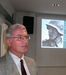 Horst Gbbel bei seinem mit Bildern unterlegten Erffnungsvortrag der Vortragsreihe „Heimatverlust – Heimatgewinn“ im Haus der Heimat Nrnberg. Foto: Doris Hutter