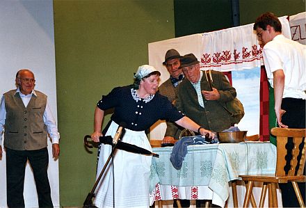 Die Theatergruppe Wrzburg fhrte das Lustspiel Der Gohrmert in siebenbrgisch-schsischer Mundart auf. Foto: Alfred Mller-Fleischer