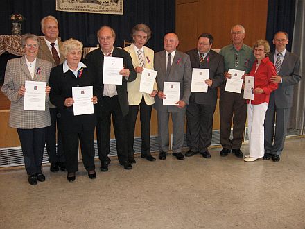 Das Goldene Ehrenwappen der Landsmannschaft berreichte der Bundesvorsitzende Volker Drr (2. von links) an (von links nach rechts): Inge Petri (Mnchengladbach), Adele Depner (Wuppertal), Sigfried Foith (Dortmund), Richard Wagner (Dsseldorf), Georg Wei (Oberhausen), Gnther Scheipner (Gummersbach), Georg Meschner (Duisburg, Essen Mhlheim), Waltraud Zenn; rechts auen: Landesvorsitzender Harald Janesch.