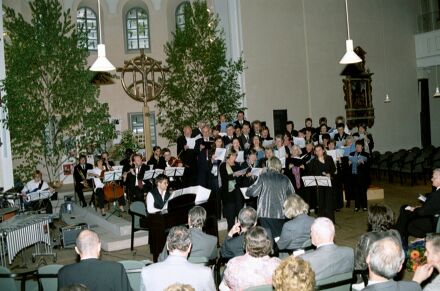 Siebenbrgische Kantorei, Chorgemeinschaft und Lehrerorchester der Stdtischen Musikschule Rottenburg brachten unter der Leitung von Ilse Maria Reich die Gospelmesse von Ralf Gssler in Dinkelsbhl zu Gehr. Foto: Josef Balazs