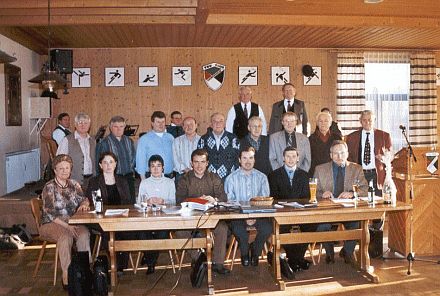 Der Vorstand HOG Groscheuern/Ingolstadt e.V. tagte, jeweils von links nach rechts, erste Reihe sitzend Susanna Roth, Anna Rita Guist, Edeltraud Grau, Helmut Hiesch, Christian Grau, Gerhard May, Stefan Gro, zweite Reihe, stehend: Michael Frhlich, Simon Mai, Johann Mller, Reinhard Guist, Johann Hiesch, Andreas Spck, Lukas Gro, Michael Mller, Paul Zackel; dritte Reihe, stehend: Johann Grau, Hans Paul Fuss.