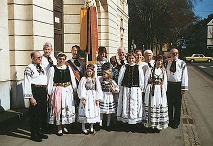 Siebenbrgisch-schsische Trachtentrger bei der 130-jhrigen Jubilumsfeier in Graz.