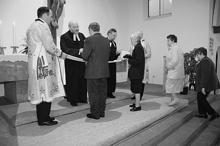 Abendmahl nach Gro-Alischer Brauch in der Emmauskirche in Nrnberg zelebriert von den Pfarrherrn Georg Schaser und Lothar Schullerus jun. im Rahmen des Heimattreffens. Foto: Lukas Geddert