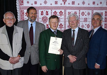 Ehrung fr den Landtagsabgeordnete Gumpinger, von links nach rechts: Konsulent Fritz Teutsch, Bundesobmann Pfarrer Mag. Volker Petri, Landtagsabgeordneter Mag. Otto Gumpinger, Konsulent Dr. Fritz Frank, Vereinsobmann Konsulent Prok. Hans Waretzi