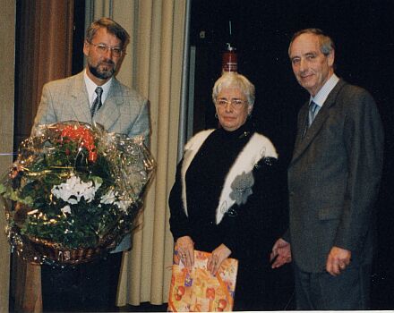 Nach 28 Jahren engagierter Leitung der Stuttgarter Geschftsstelle des Hilfsvereins ?Johannes Honterus? wurde Dagmar Bonfert anlsslich der Mitgliederversammlung in den Ruhestand verabschiedet. Links Dipl. Ing. Berndt Schtz aus dem geschftsfhrenden Vorstand und rechts Vorsitzender Dr. Christian Phleps. Foto: W. Steiner