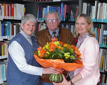 Das Ehepaar Gertrud und Gnther Guni wurde von der Vorsitzenden der Kreisgruppe Nrnberg-Frth-Erlangen, Inge Alzner (rechts), in den Ruhestand verabschiedet. Foto: Annette Folkendt