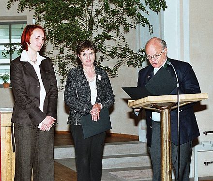Stiftungsvorstand Hans-Joachim Acker berreichte den Ernst-Habermann-Preis an Dunja Richter (links) und die Mutter von Anita Hartwig. Foto Josef Balazs