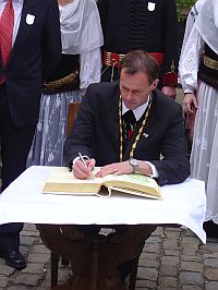 Anlsslich des 20-jhrigen Jubilums der Partnerschaft zwischen der siebenbrgischen Landsmannschaft und der Stadt Dinkelsbhl trgt sich Oberbrgermeister Christoph Hammer in das Goldene Buch der Stadt ein. Foto: Josef Balazs.