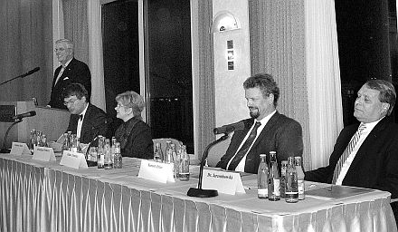 Podiumsdiskussion in Hamburg, v.l.n.r. Klaus Francke, Reinhard Stuth, Brandusa Predescu, Gernot Erler, Dr. Georg Jarzembowski. Foto: Jutta Tontsch