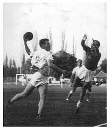 Josef Jakob im Angriff. Das Bild stammt vom 27. Oktober 1957 und zeigt eine Szene aus dem Spiel Tehnometal Temeswar gegen CCA Bukarest.