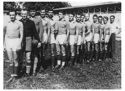 Vointa Hermannstadt 1952, von links nach rechts: Wilhelm Schoger, Ernst Wolf, Ion Tecusan, Otto Gnther, Otto Geimer, Wilhelm Heidel, Gnter Mller, Peter Lang, Bernhard Roth, Wilhelm Kirschner, Horst Kremer, Lazar Luca, Reinhard Breckner und Trainer Hans Schuschnig.