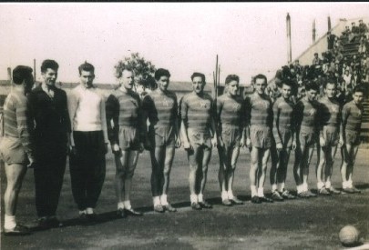 Erstes Lnderspiel auf dem Kleinfeld gegen die Tschechoslowakei im Progresul-Stadion in Bukarest, von links Nicolae Nedef (Kapitn), Victor Chita, Wilhelm Reimer, Heinz Lang, Ion Bulgaru, Gustav Schuller, Walther Maiterth, Constantin Ceteni,Liviu Stanescu, Romica Tiganus, D. Caliman, Nicolae Nitescu.