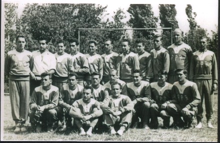 Rumnischen Nationalmannschaft Anfang der 50er Jahre, stehend von links: Hans Zank, unbekannter Betreuer, Peter Streitferdt, Ioan Donca, Georg Gunesch, Gerhard Schwab, Cornel Oprisan, Ubekannter, Walther Maiterth, Vasile Sidea, Trainer Franz Monis; sitztend: Ion Tecusan, Ion Istrate, Ladislaus Kovacs, Rudolf Haberpursch, Ion Lupescu, Kurt Wagner, Bernhard Roth; vornes sitzende: Ernst Pahan und C. Caliman.